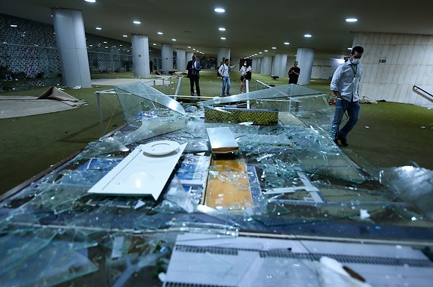 Terroristas invadiram o Senado no último domingo