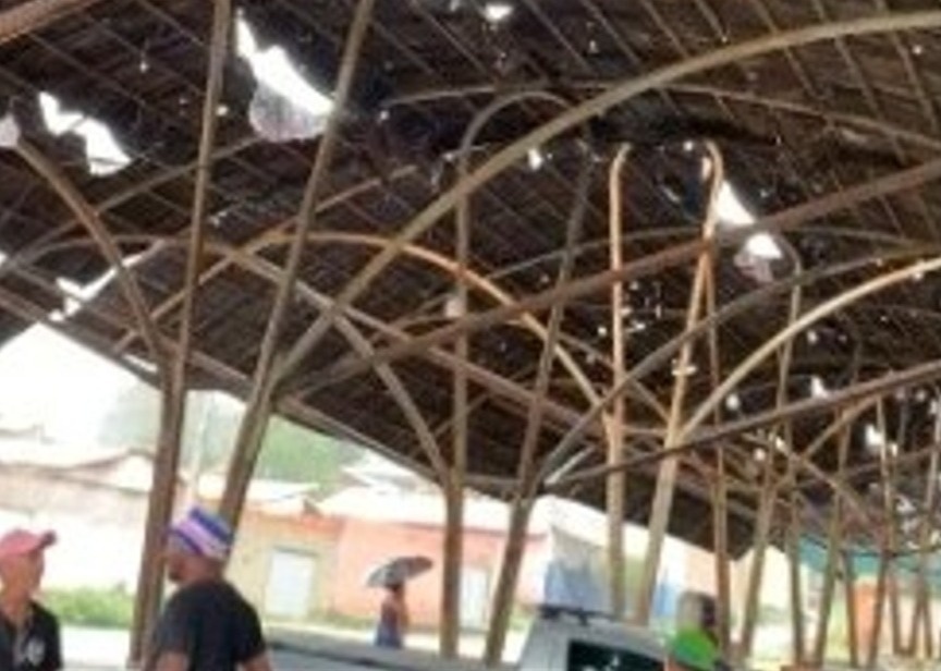 Teto danificado de mercado deixa moradores na chuva na zona Leste