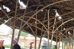 Teto danificado de mercado deixa moradores na chuva na zona Leste (Foto: Reprodução)