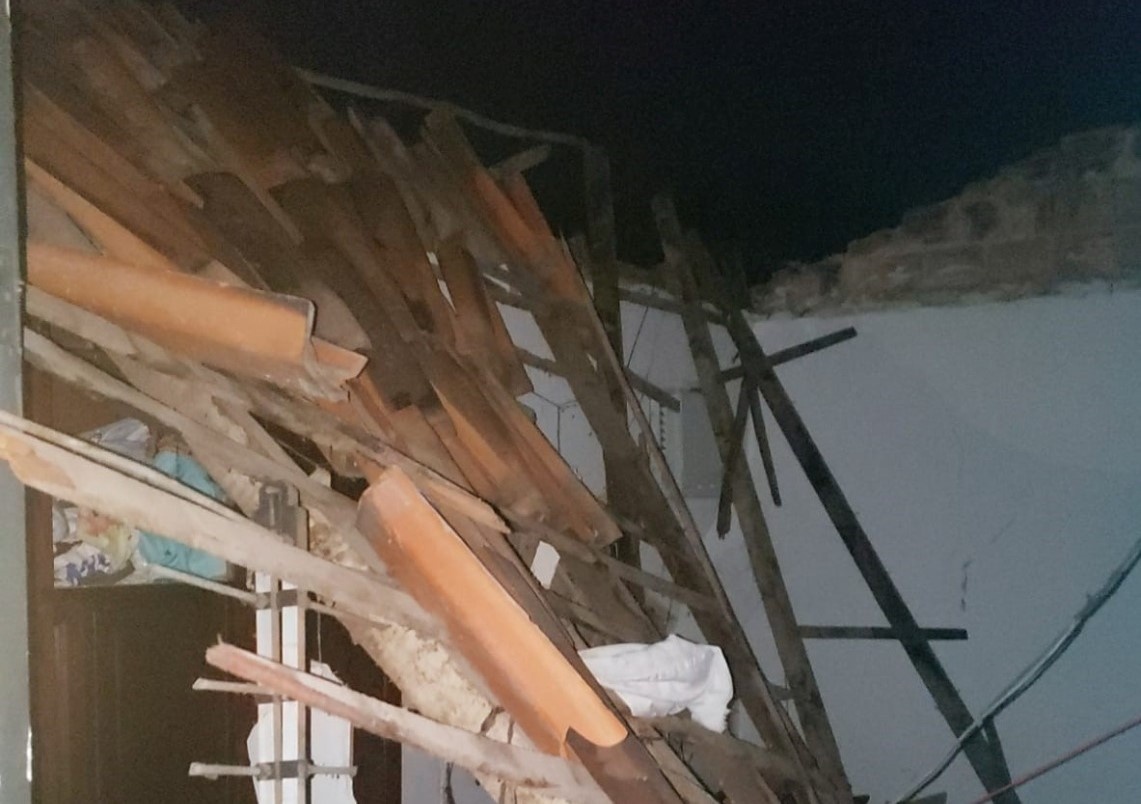 Teto desaba em cima de mulher e bombeiros são acionados em Teresina