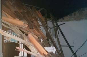 Teto desaba em cima de mulher e bombeiros são acionados em Teresina (Foto: Foto divulgação)