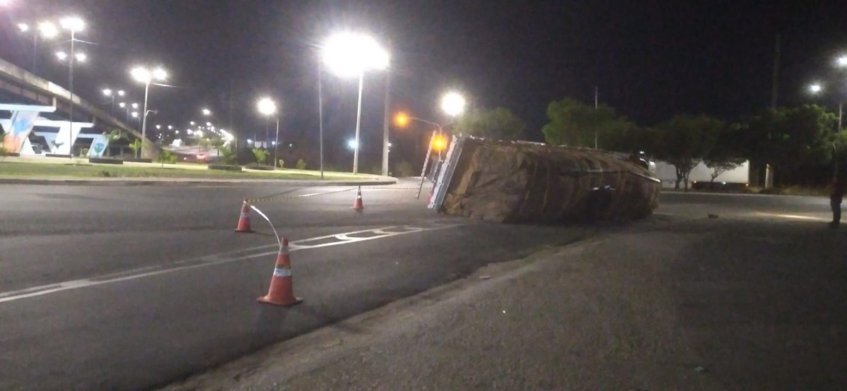 A carreta tombou por volta das 23h de terça-feira