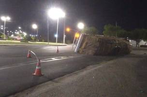 A carreta tombou por volta das 23h de terça-feira (Foto: Reprodução)