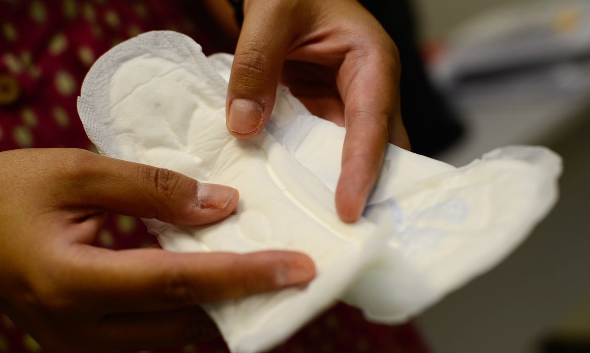 A menarca, nome dado à primeira menstruação, ocorre geralmente entre 11 e 16 anos