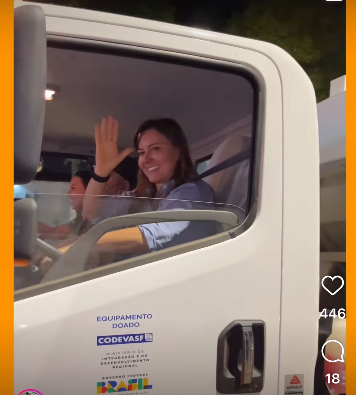 A prefeita dando “tchauzinho” para o povo nas ruas por onde passou mostrando os carros coletores doados pelo seu enteado o deputado Marco Aurélio