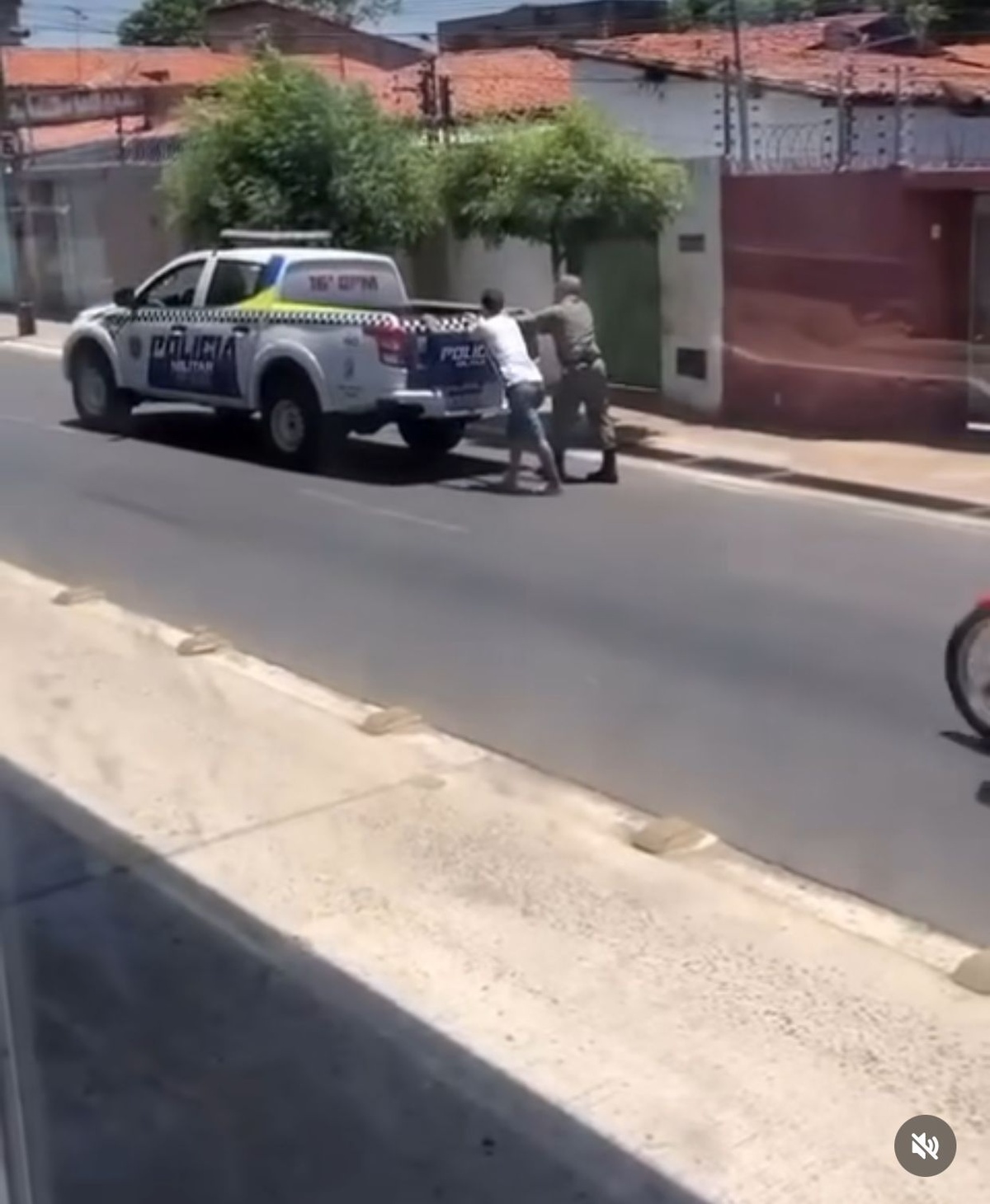 Aqui o Piaui real: viaturas sucateadas e, no caso dessa aí, até sem combustível porque o posto não fornece mais