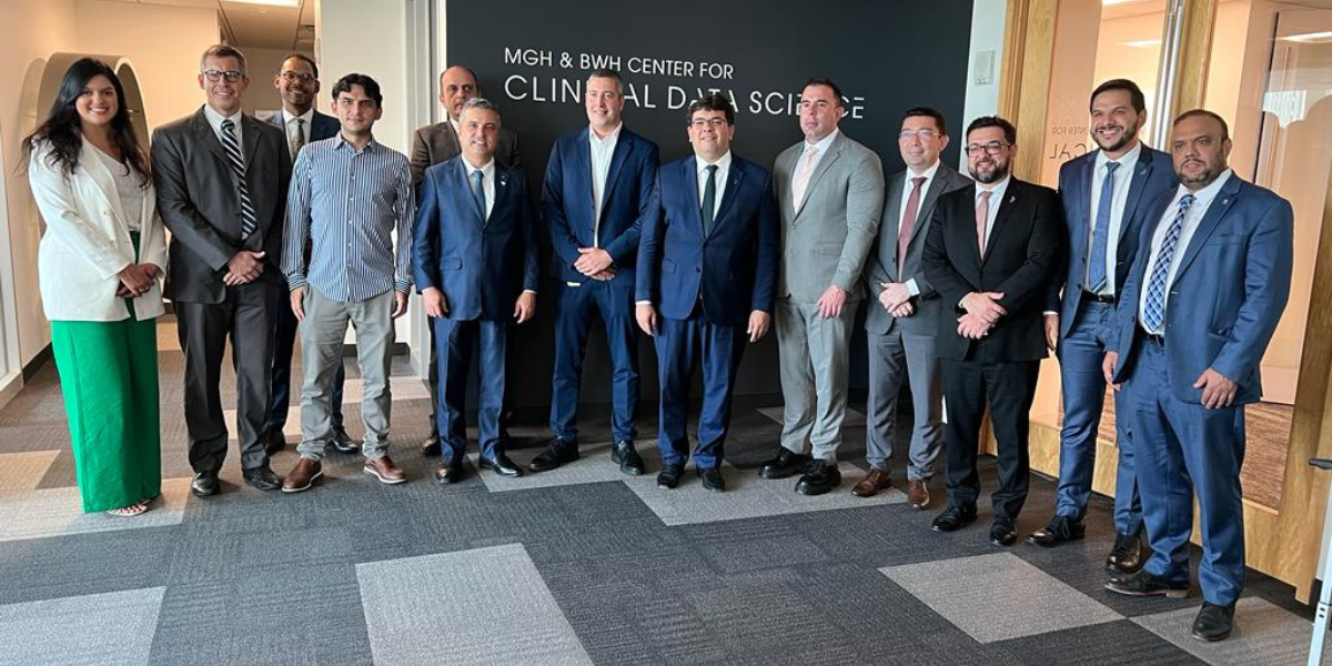 Aqui Rafael e empresários nos EUA. Na foto até João Alencar, da empresa de telemedicina que nasceu com o governo e tem contrato milionário para fazer o que o TCE diz que se faz através do Google
