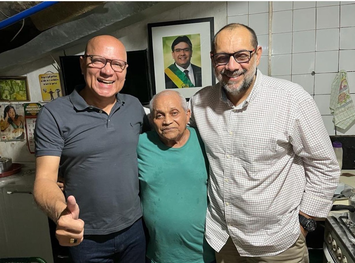As intimidades do poder: Franzé Silva com Siqueira Campos, um dos donos das quatro agências de publicidade recém contratadas para a Alepi. O pequenino do meio é o famoso VTS que nada tem a ver com o negócio dos dois