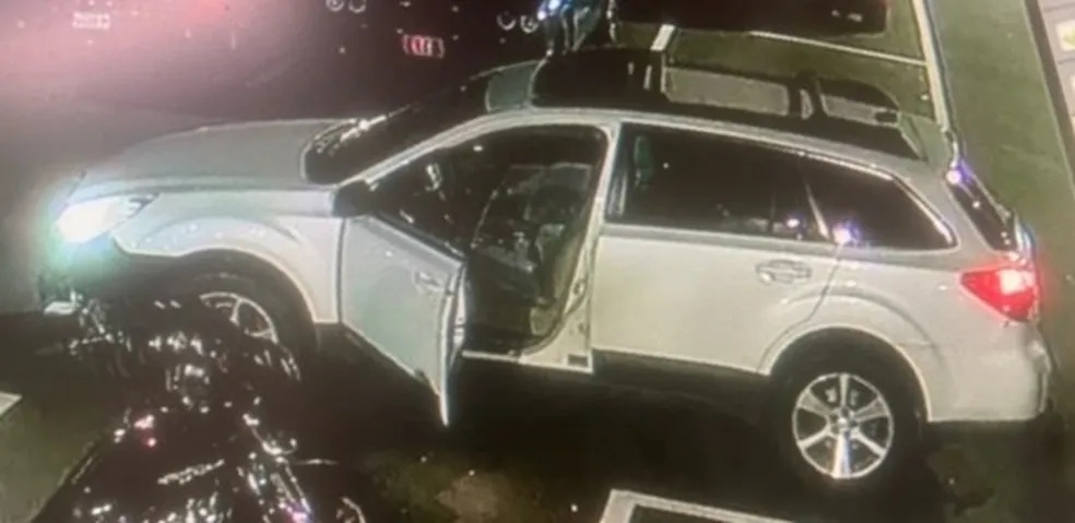 Autoridades divulgaram a imagem do carro que teria sido utilizado pelo atirador