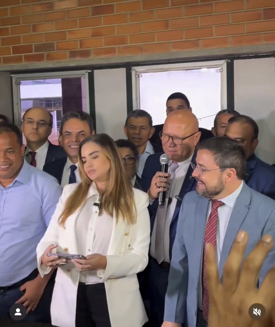 Bárbara e Fábio Novo, com Franzé atrás bancando o mestre de cerimônia, num evento em que ela se abraça aos adversários históricos do seu pai, Firmino.