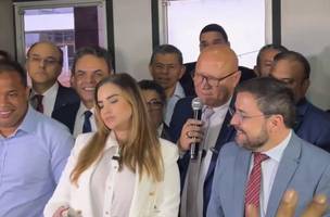 Bárbara e Fábio Novo, com Franzé atrás bancando o mestre de cerimônia, num evento em que ela se abraça aos adversários históricos do seu pai, Firmino. (Foto: Reprodução)