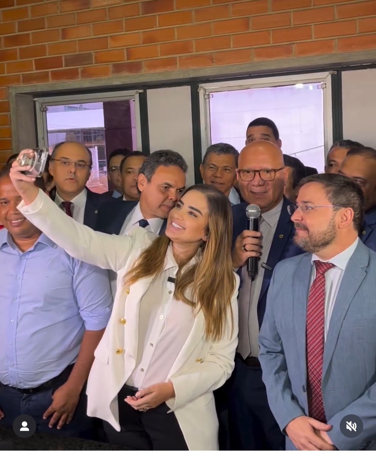 Bárbara já fazendo selfie na companhia de Fábio Novo