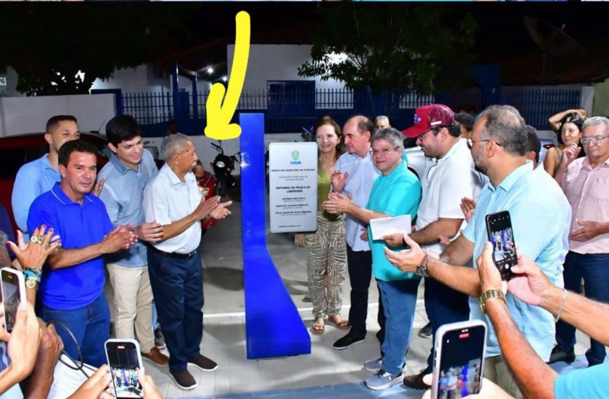 Bruno dos Santos hoje, aos 99 anos, na praça que ele construiu há 50 anos.