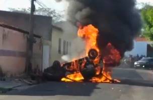Carro em chamas (Foto: Reprodução)