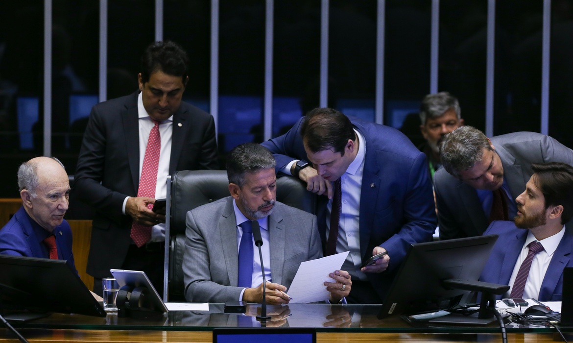 Com 323 votos a favor e 119 contra, texto segue para Senado