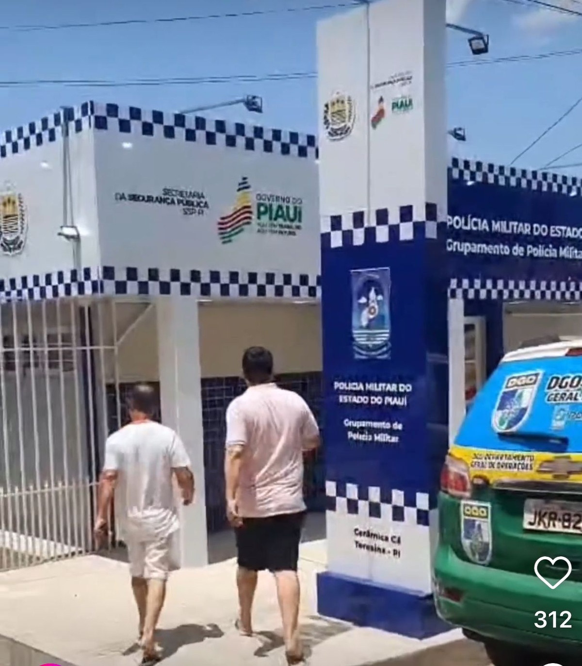 Com que roupa? Olha o traje do secretário vistoriando obra pública