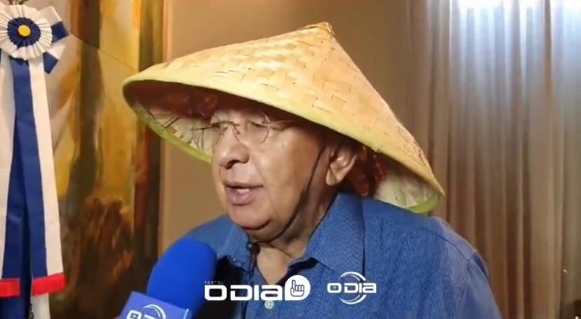 Dr Pessoa, com o chapéu do chinês, sem saber onde está ou para onde deve ir