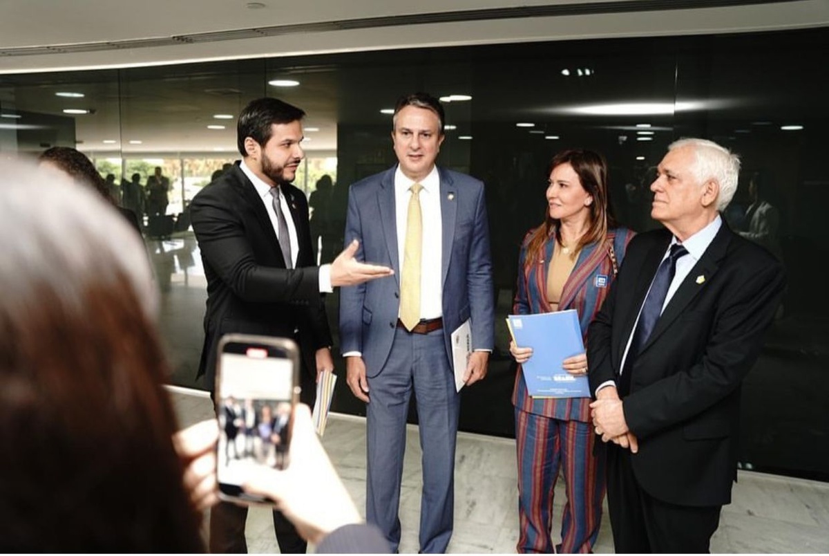 Enquanto o povo grita por água, Ivanaria acompanha o marido, Themistocles em viagem a Brasília. Aqui com o ministro da Educação