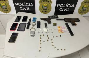 Entre os itens aprendidos haviam algemas e uma máquina de choque, além de armas e drogas (Foto: PC-PI)