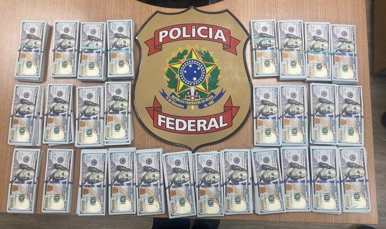 Foram encontrados milhares de dólares na casa de um diretor da Abin na operação da PF
