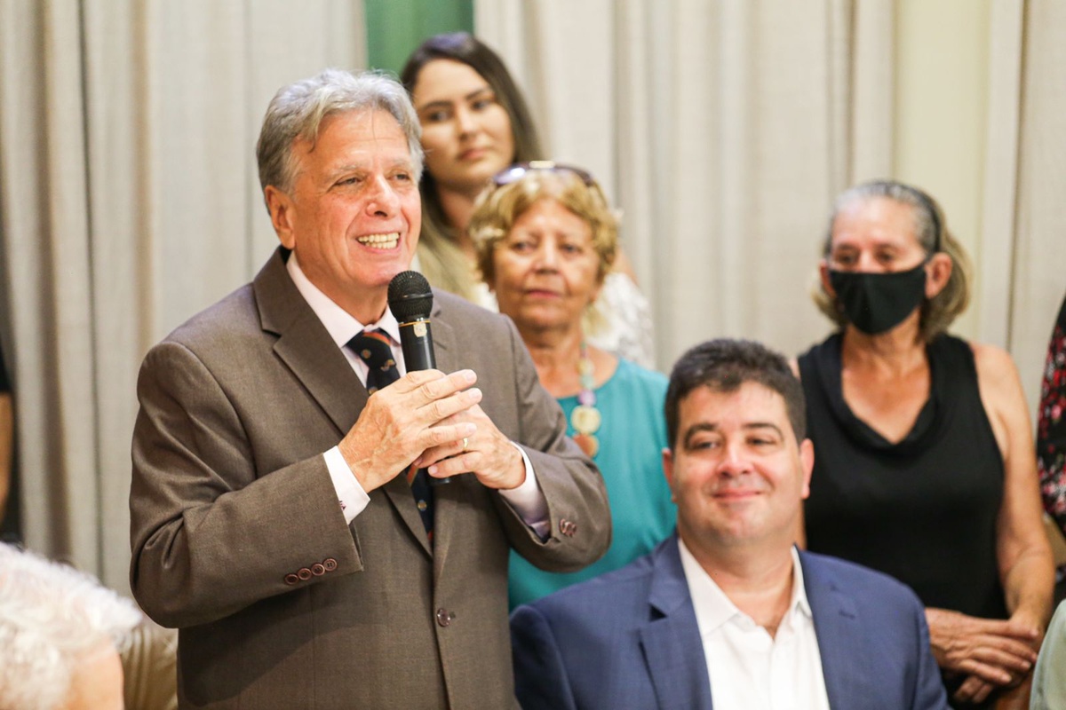 Fotos e legendadas   Renato Berger e Luis André deixam cargos na prefeitura. Os bichinhos da Parmalat ainda não disseram se vão para o “time” se Fábio Novo