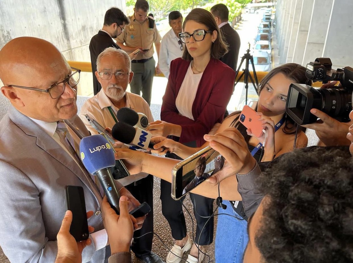 Franzé voltou a contar lorotas sobre um confuso concurso enquanto segue nomeando comissionados