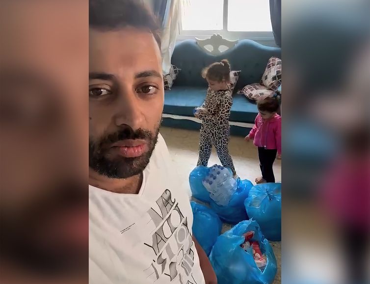 Hasan Habee mora em São Paulo e foi visitar a família em Gaza. Ele recebeu suprimentos na casa onde está hospedado-