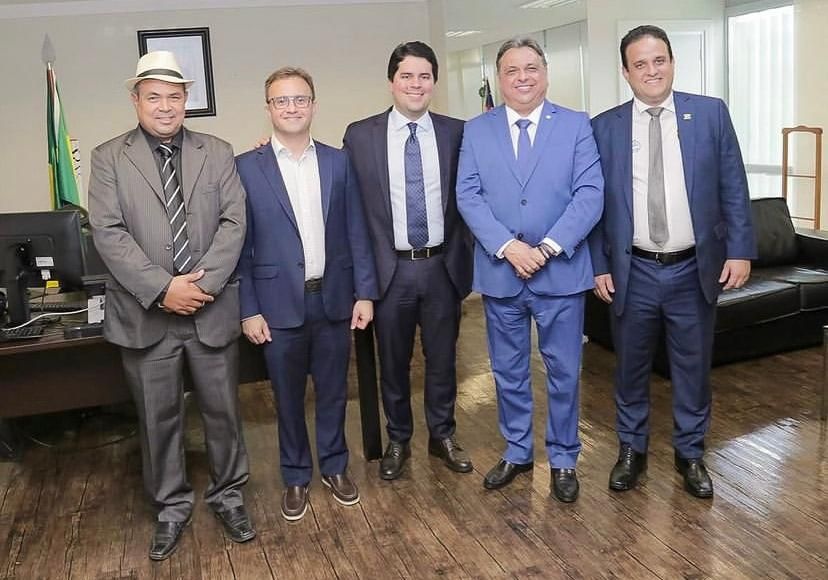 Julinho, o mineirinho come quieto. Enquanto o amigo e chefe Ciro bate, ele assopra o governo Lula. Olha ele aí com prefeitos e o ministro Fufuca. Pedindo, naturalmente.
