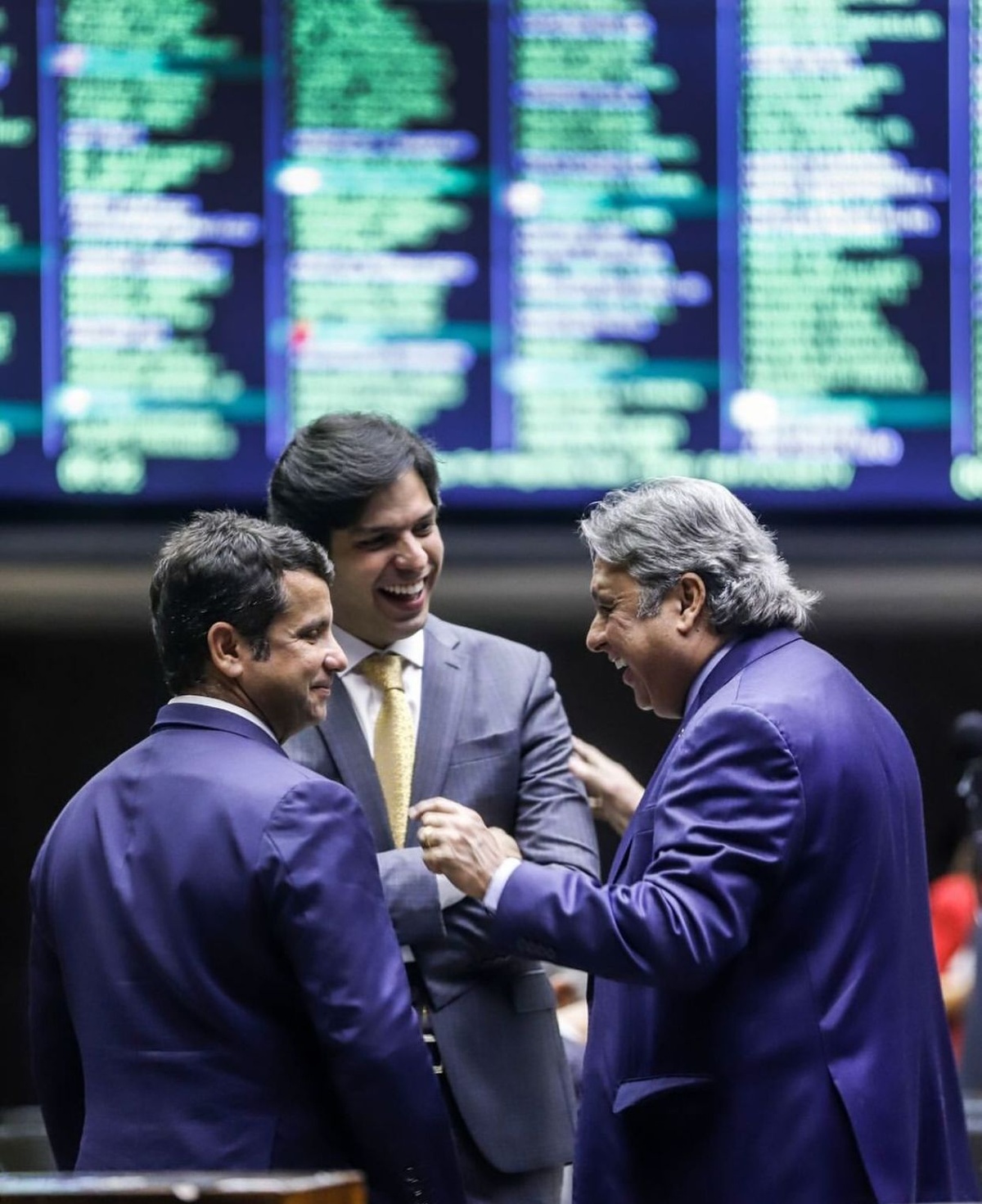Júlio Arcoverde fazendo o que o mandato lhe confere: contando piadas até no plenário.