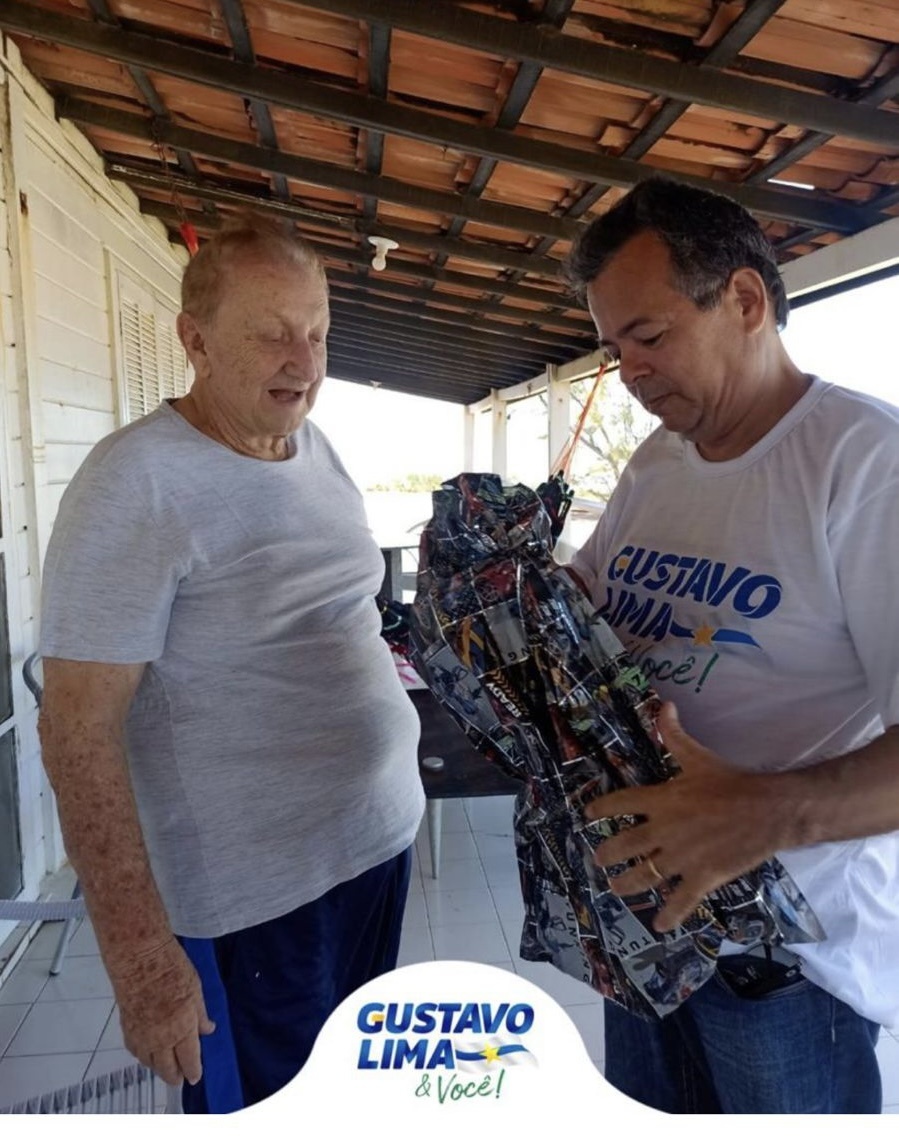 Mão Santa de aniversário semana passada. Recebeu de tudo. Esse dai quer o apoio para ser prefeito de Parnaíba. Zero votos