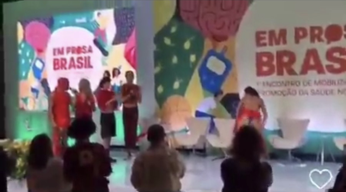 Na dança erótica (lá ao fundo) senhoras estão logo aqui na frente aplaudindo a moça seminua. O que quer dizer que a dança não foi um equívoco