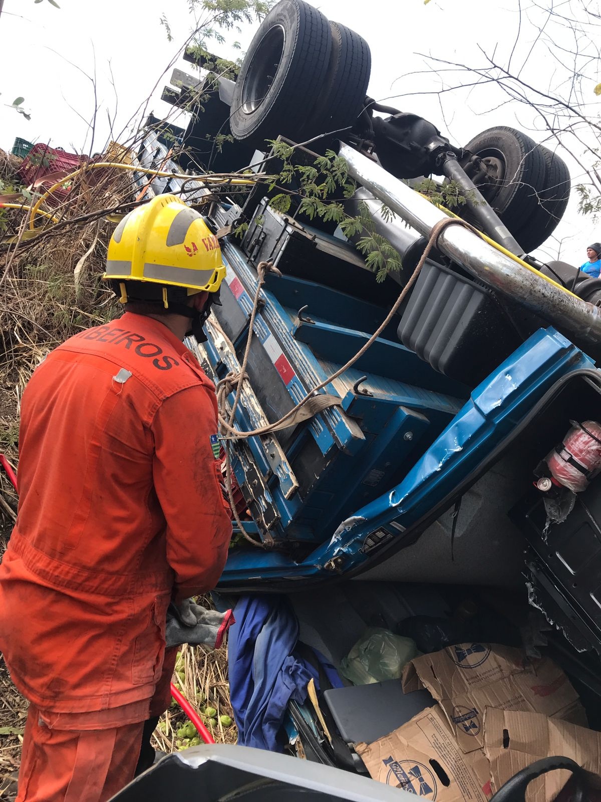 O Corpo de Bombeiros compareceu para resgatar vítimas nas ferragens do veículo