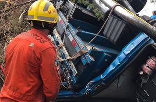O Corpo de Bombeiros compareceu para resgatar vítimas nas ferragens do veículo (Foto: SSP-PI)
