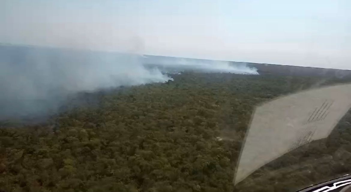 O helicóptero deverá reforçar uma equipe de 30 pessoas que está no local combatendo as chamas