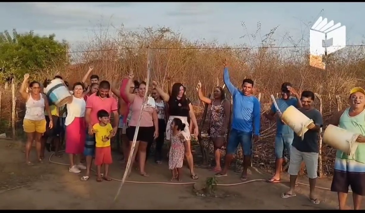 O povo implorando por água em Esperantina enquanto a prefeita usa redes sociais para mostrar fantasias