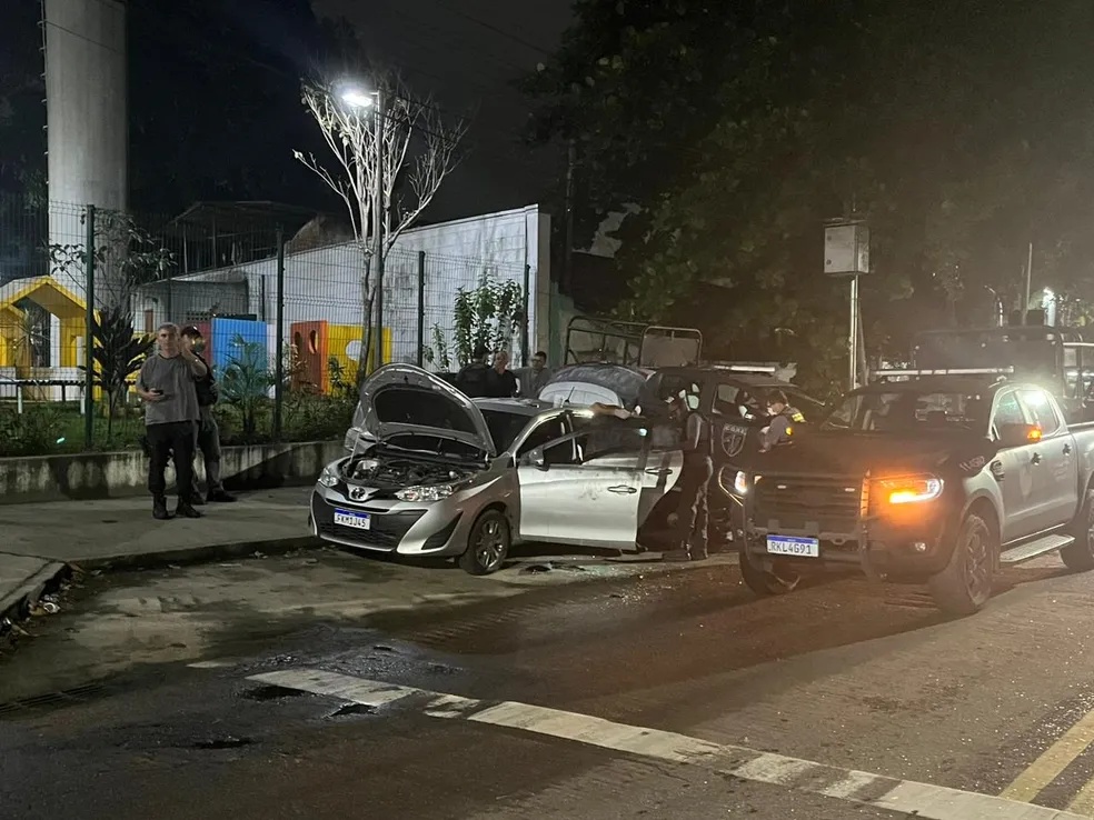 Os corpos estavam dentro de dois veículos abandonados