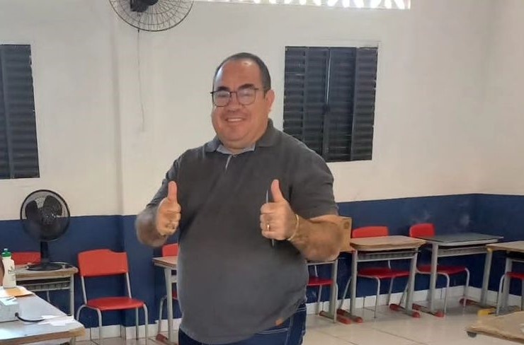 Prefeito Amiltinho entra em mais novo rolo: agora é o pagamento desenfreado de combustíveis no posto de uma tia, dele.