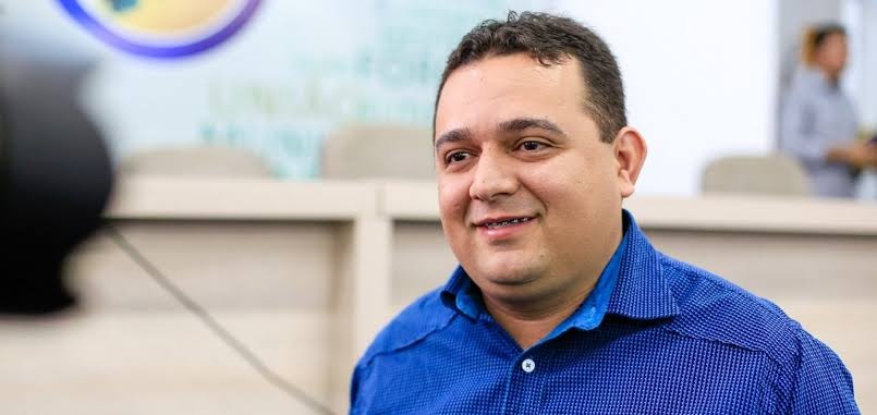 Prefeito Toninho da Caridade Faz licitação de quase R$ 3 milhões para fazer várias obras na cidade. É a licitação guarda chuva que o promotor da área não deve ter visto ainda