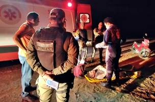 Samu prestando socorro à vítima (Foto: Blog do Coveiro)