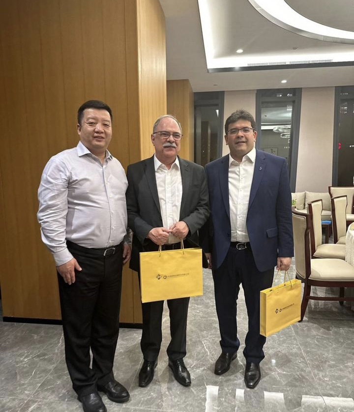 Um chinês, Osmar Jr e o governador Rafael. O que Osmar faz na comitiva? Está a serviço do MDS ou de Rafael? Fazendo o que?