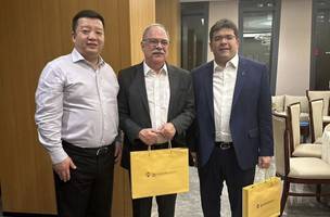 Um chinês, Osmar Jr e o governador Rafael. O que Osmar faz na comitiva? Está a serviço do MDS ou de Rafael? Fazendo o que? (Foto: Reprodução)