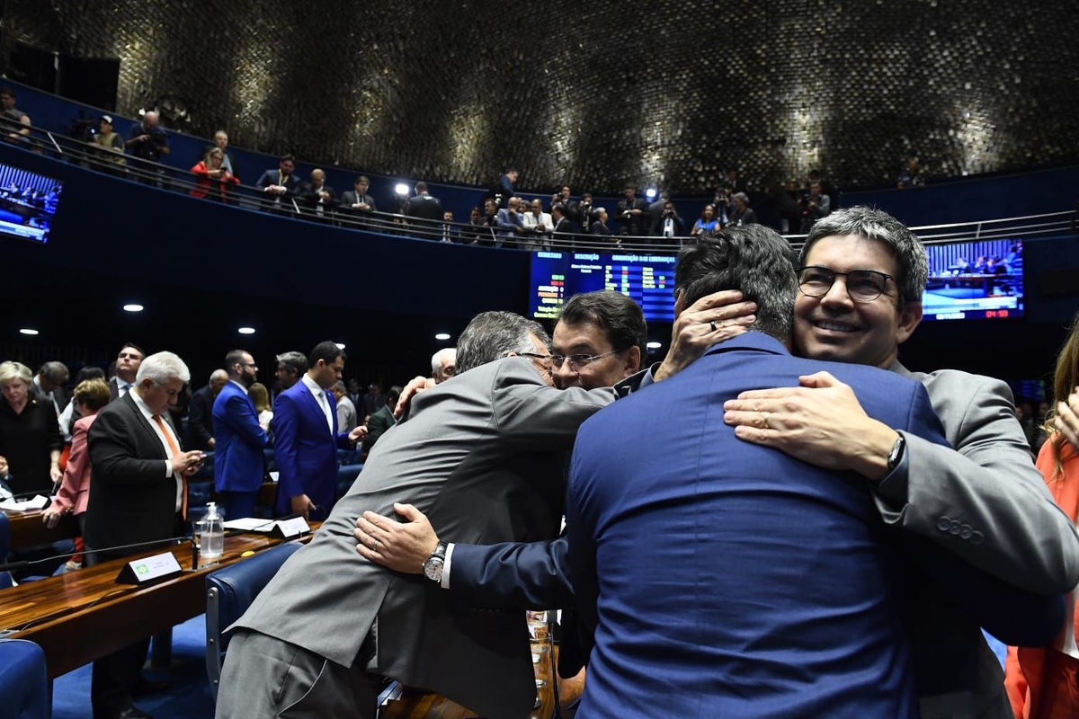 Abraço de tamanduá? Eis os contrários Ciro Nogueira (de costas) e Randolfe Rodrigues num demorado aconchego.