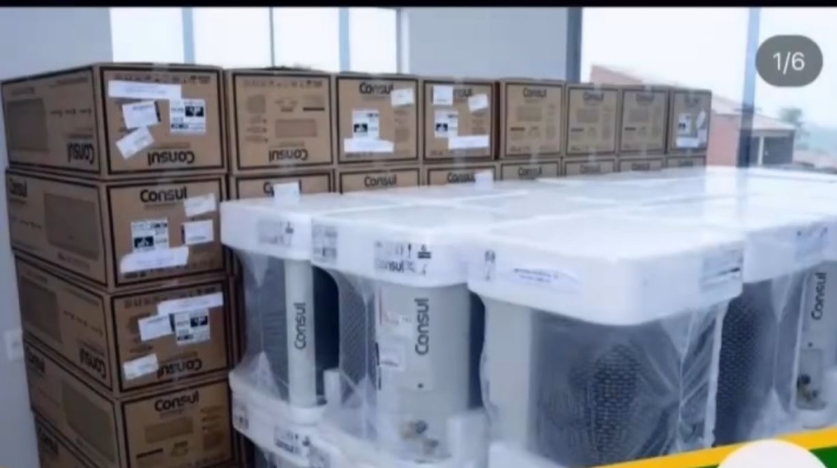 Aparelhos de ar condicionados encaixados e guardados…