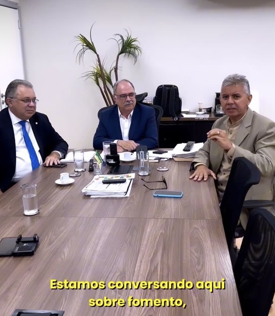 Aqui a foto para as redes sociais. Na vida real, o encontro é para o cafezinho e discussão sobre quem apoia quem na próxima eleição