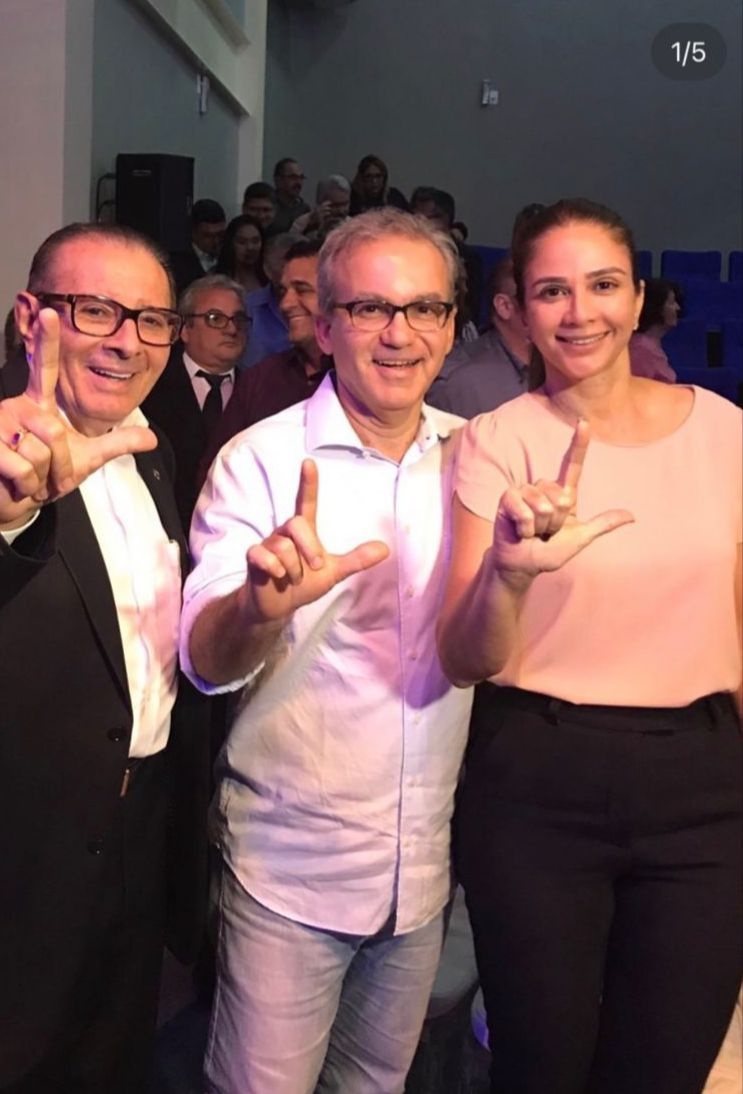 Aqui Firmino em 2018 fazendo o L da Lucy, sua mulher, candidata a deputada estadual. Lula estava preso.