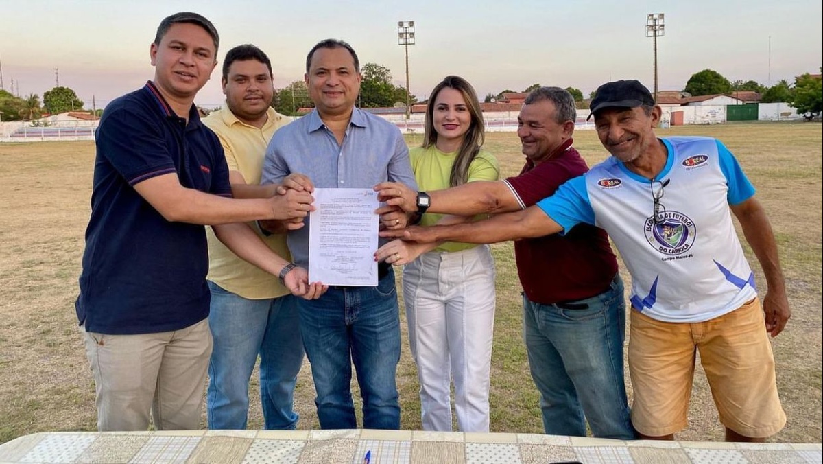 Deputado Evaldo Gomes é o dono da secretaria de esportes, que a mulher cuida. E aí ele faz tudo: manda o dinheiro (de emenda) e a esposa usa nas obras e ele troca em votos