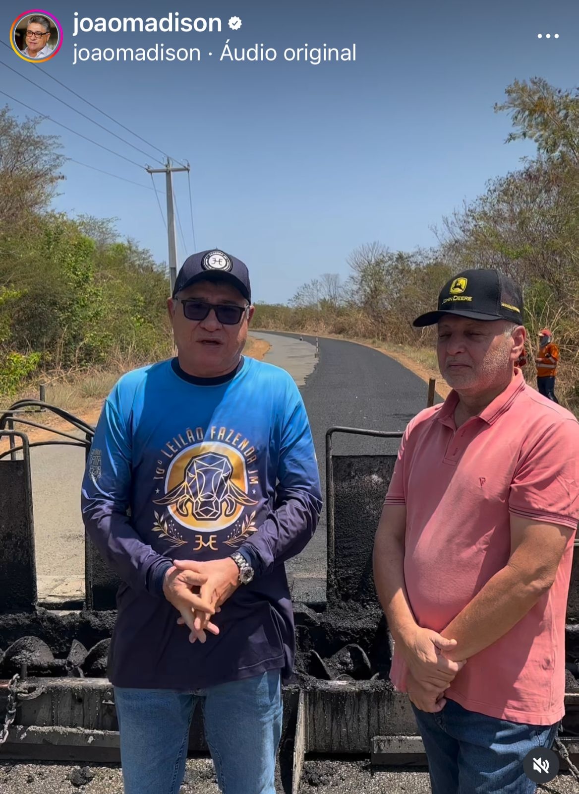Deputado João Madison anunciando a lama asfáltica numa estrada do interior. Ele se diz “dono” do DER…então, não há como faltar dinheiro