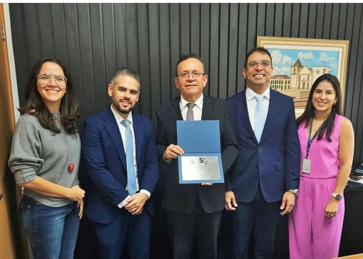 Desembargador Martins sendo homenageado por Cleandro, no MP