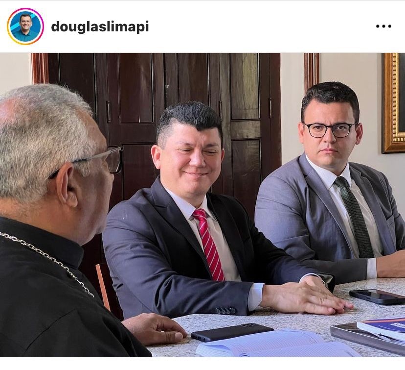 Douglas Lima está discutindo com o arcebispo uma decisão do Papa? Perdoai-o, ele não sabe o que fala