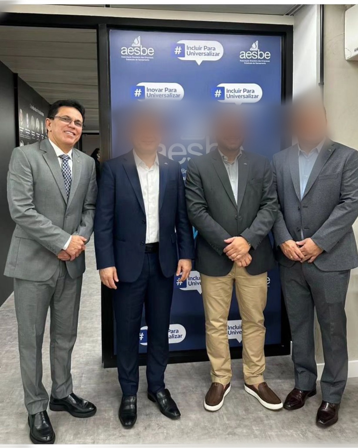 Em Brasília, Zé Santana cumpre o protocolo, usa o terno completo. Ata bem vestido. MS esses outros aí, avacalharam o traje. Cadê a gravata?